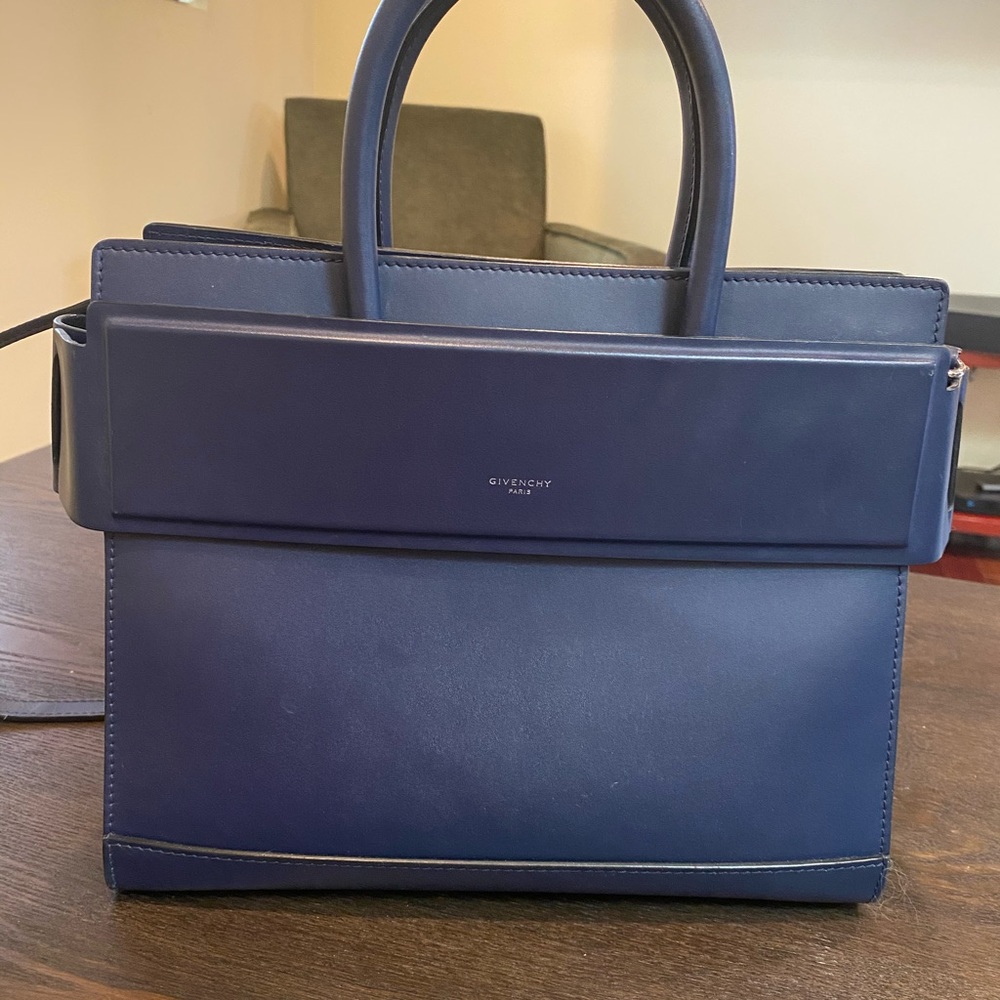 Givenchy medium horizon bag. Worn twice. Navy blue